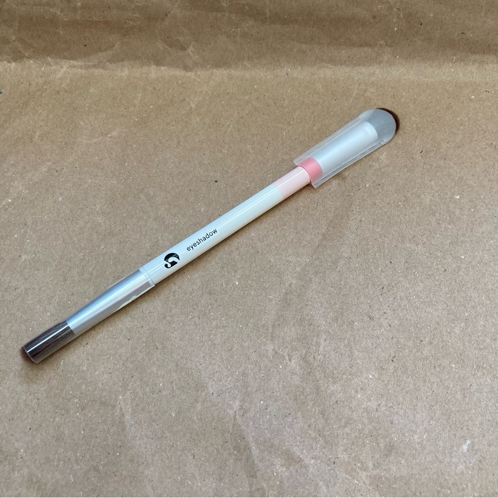Glossier eyeshadow brush